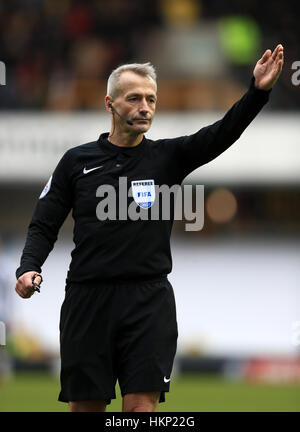 Arbitro della corrispondenza Martin Atkinson durante la Emirates FA Cup, quarto round in abbinamento al Den, Londra. Stampa foto di associazione. Picture Data: domenica 29 gennaio, 2017. Vedere PA storia SOCCER Millwall. Foto di credito dovrebbe leggere: John Walton/filo PA. Restrizioni: solo uso editoriale nessun uso non autorizzato di audio, video, dati, calendari, club/campionato loghi o 'live' servizi. Online in corrispondenza uso limitato a 75 immagini, nessun video emulazione. Nessun uso in scommesse, giochi o un singolo giocatore/club/league pubblicazioni. Foto Stock