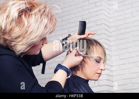 Parrucchiere taglio capelli donna Foto Stock