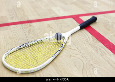 Racchette da squash e la sfera sulla corte Foto Stock