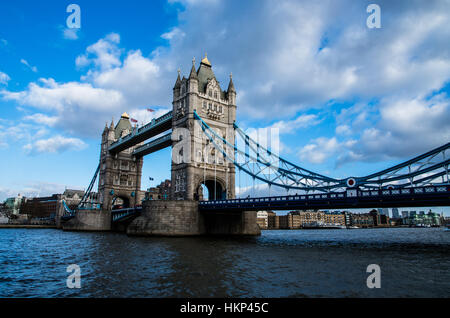 L'iconico Tower Bridge con il suo profilo di grande contro il blu cielo sereno in inverno. Foto Stock