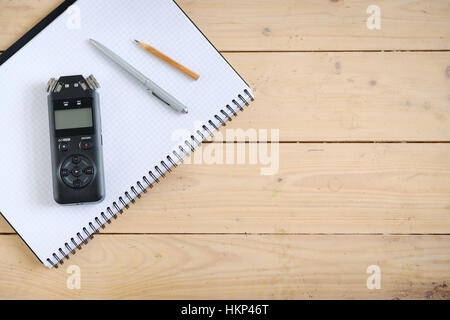 Digital Sound Recorder e altri accessori sul tavolo di legno, Foto Stock