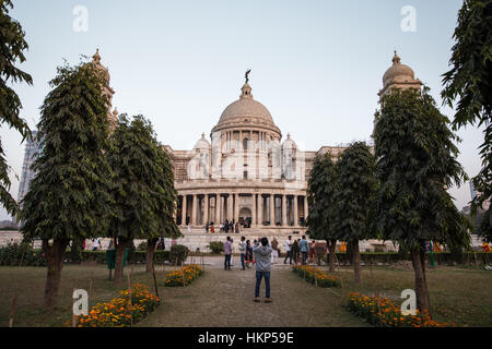 I turisti che visitano il memoriale della Victoria in Kolkata (Calcutta), West Bengal, India. Foto Stock