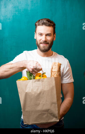 L'uomo con la borsa piena di cibo Foto Stock