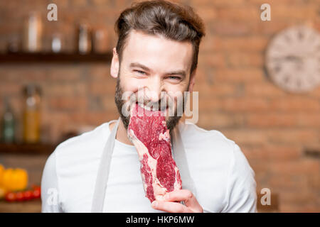Uomo con carne Foto Stock