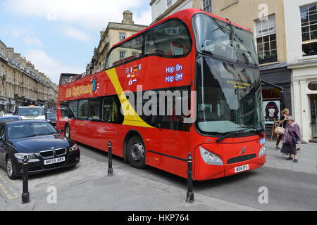 Bath, Regno Unito - 13 Maggio 2016: un rosso double decker bus turistico porta passeggero su un tour attraverso il centro della citta'. Foto Stock