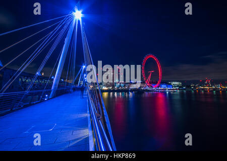 Vista del London Eye dal Golden Jubilee bridge. Foto Stock