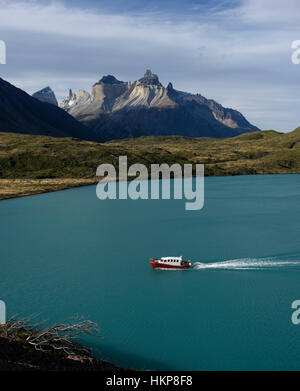 Una barca nel lago Pehoe vicino Paine Grande nel Parco Nazionale Torres del Paine Cile. Foto Stock