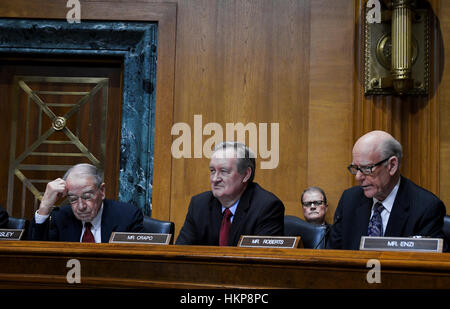 I membri della commissione delle Finanze del Senato L-R Chuck Grassley (R-Iowa) Mike Crapo (R-Idaho) Pat Roberts (R-Kansas) domanda Steven Mnuckin durante la sua audizione di conferma per essere il Segretario del Tesoro Foto Stock