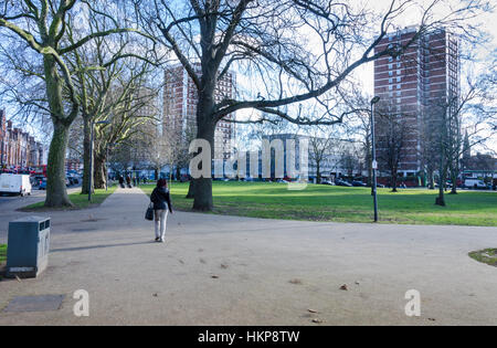 Guardando attraverso Shepherd's Bush Green a blocchi a torre al di là. Foto Stock