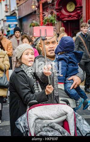 Una famiglia stop per prendere un selfie in Chinatown, Londra. Foto Stock