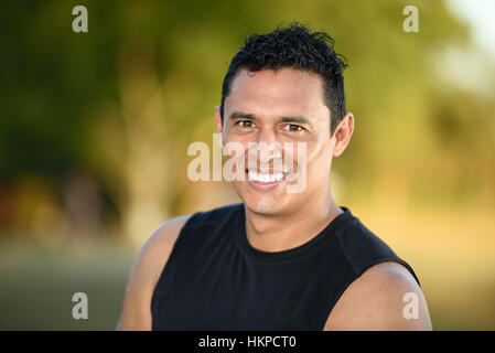 Close up sport sorriso man su sfondo verde Foto Stock