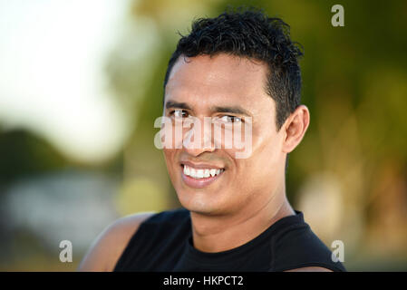 Sorriso sportivo uomo fresco ritratto su sfondo verde Foto Stock