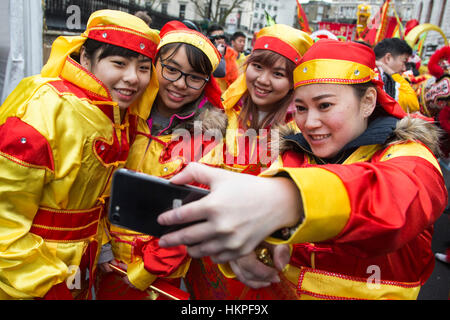 Londra, Regno Unito. Il 29 gennaio 2017. Selfies sono adottate prima della sfilata. I londinesi benvenuto il "Anno del Gallo' con un nuovo anno cinese parade da Trafalgar Square a Chinatown. Foto Stock