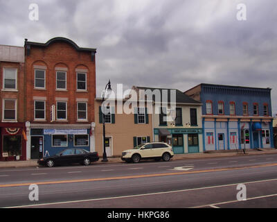 Waterloo, New York, Stati Uniti d'America. Il 11 gennaio 2017. Vista della strada principale che corre attraverso il centro di Waterloo su un nuvoloso giorno di inverno Foto Stock