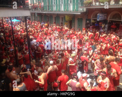 New Orleans in Louisiana, USA: Agosto 2013: Bourbon Street si riempie con guide in abiti rossi durante l annuale Vestito Rosso eseguire per la carità. Foto Stock