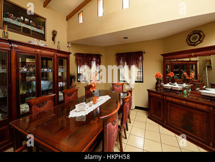 Legno vintage sala da pranzo con soffitto alto Foto Stock