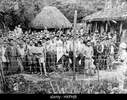 Battaglia di Okinawa aprile-giugno 1945. Prigionieri giapponesi sotto di noi la Polizia Militare Guardia su 27 Giugno 1945. Foto: US Marine Corps Foto Stock