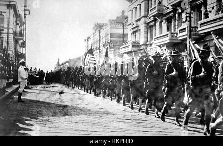 Guerra Civile Russa 1918. Le truppe USA parade passato Marines giapponese permanente per l'attenzione al di fuori del quartier generale alleato in Vladivostock in agosto 1918. NARA il file #: 165-WW-558C-4 guerra & conflitto prenota #: 354 Foto Stock