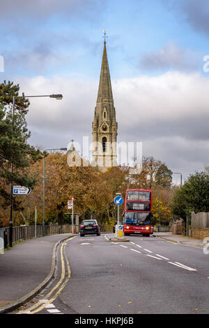 Parkhill Road e la chiesa parrocchiale di San Giovanni Evangelista, Bexley, Kent Foto Stock