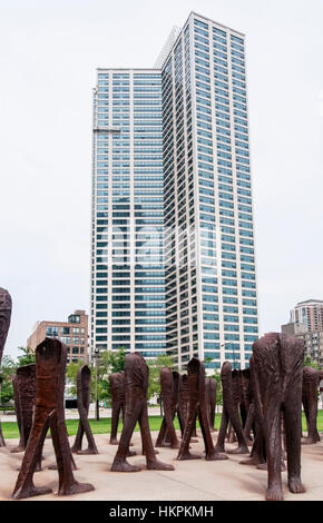 Agorà di Magdalena Abakanowicz in Grant Park di Chicago. Con gli appartamenti del 1130 South Michigan Avenue in background. Foto Stock