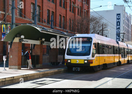 Il Dallas Area Rapid Transit (DART) 'West End' stazione si trova nel quartiere del centro storico e una centrale di trasporto hub per Dallas. Foto Stock