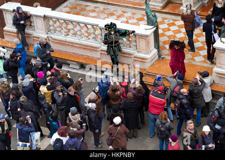 La gente in costume e fotografi nel carnevale. Foto Stock