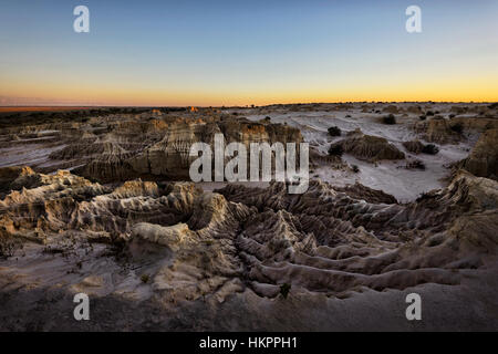 Tramonto spettacolare eroso le formazioni rocciose della lunetta, Mungo National Park, New South Wales, Australia Foto Stock