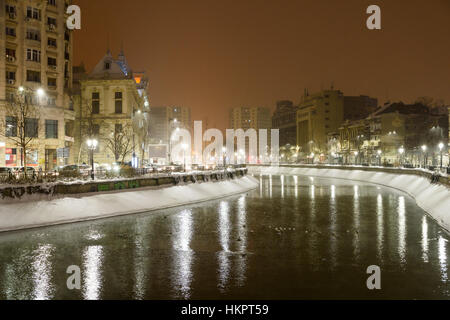 Bucarest, Romania - 08 gennaio 2017: inverno tempesta di neve nella città di Bucarest di Notte. Foto Stock