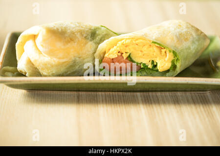 La colazione burrito con formaggio, uova e cimelio di pomodoro ciliegino, salmone Foto Stock