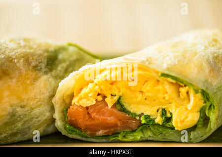 La colazione burrito con formaggio, uova e cimelio di pomodoro ciliegino, salmone Foto Stock