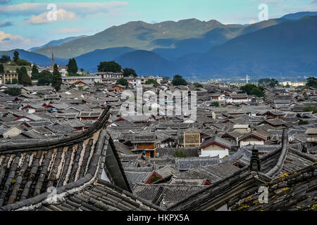 Vista sui tetti della città vecchia di Lijiang , Yunnan, Cina Foto Stock