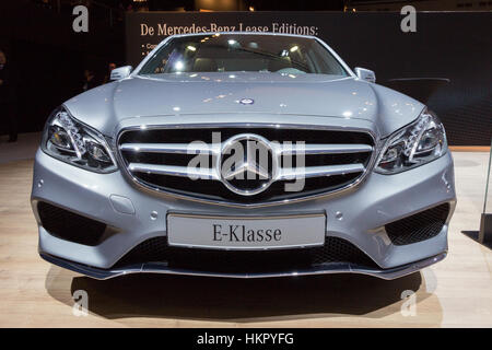 AMSTERDAM - 16 Aprile 2015: Mercedes-Benz Classe E auto all'AutoRAI 2015. Classe E è una gamma di vetture executive fabbricato dalla Casa di Stoccarda in vario Foto Stock