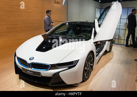 Francoforte, Germania - 16 SET 2015: BMW i8 plug-in hybrid auto sportiva mostrato all'IAA 2015. Foto Stock