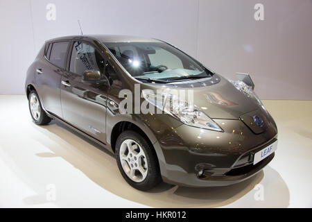 Bruxelles - Jan 12, 2016: Nissan Leaf sul display a Bruxelles Motor Show. Foto Stock