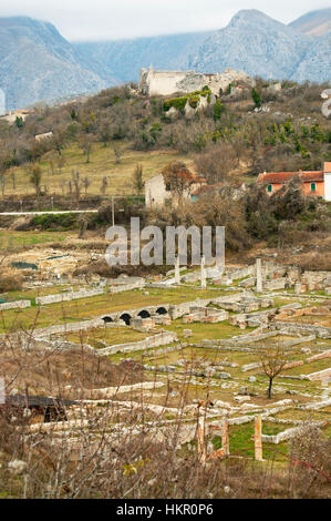 L'Italia, Abruzzo, Alba Fucens le rovine romane e il borgo medievale con castello Foto Stock