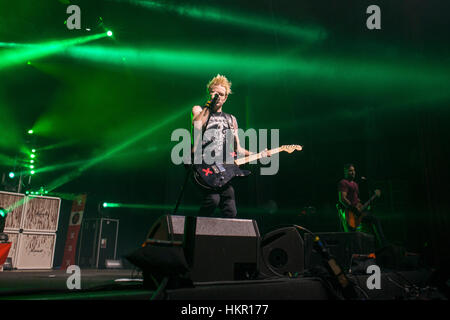 Padova, Italia. 29 gen, 2017. Padova, 28 gennaio 2017. Somma 41 ''non chiamarlo un Sum-Back Tour'. La somma 41 torna alla fase del Gran Teatro Geox di Padova per il loro ' non chiamarlo un Tour Sum-Back '. Nella foto Deryck Whibley (voice) Credito: Roberto Silvino/Pacific Press/Alamy Live News Foto Stock