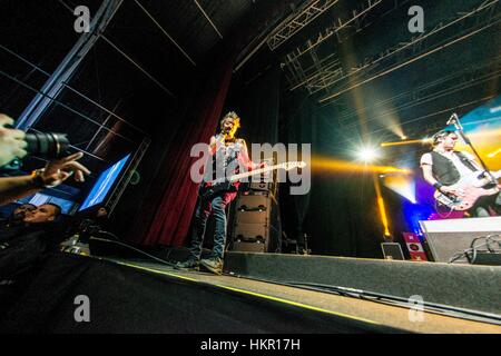 Padova, Italia. 29 gen, 2017. Padova, 28 gennaio 2017. Somma 41 ''non chiamarlo un Sum-Back Tour'. La somma 41 torna alla fase del Gran Teatro Geox di Padova per il loro ' non chiamarlo un Tour Sum-Back '. Nella foto Deryck Whibley (voice) Credito: Roberto Silvino/Pacific Press/Alamy Live News Foto Stock