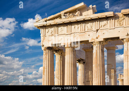 Atene - Il tempio Pathenon sull'Acropoli e bella cloudscape Foto Stock