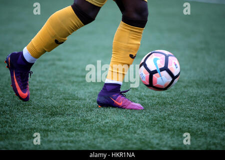 Un giocatore dribble la palla durante la Emirates fa Cup, quarto incontro al Borough Sports Ground, Londra. PREMERE ASSOCIAZIONE foto. Data immagine: Domenica 29 gennaio 2017. Guarda la storia della PA SUTTON. Il credito fotografico dovrebbe essere: Nick Potts/PA Wire. RESTRIZIONI: Nessun utilizzo con audio, video, dati, elenchi di apparecchi, logo di club/campionato o servizi "live" non autorizzati. L'uso in-match online è limitato a 75 immagini, senza emulazione video. Nessun utilizzo nelle scommesse, nei giochi o nelle pubblicazioni di singoli club/campionati/giocatori. Foto Stock