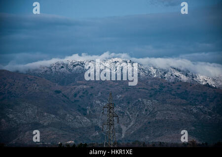 Nevicata sulla cima della montagna nuvoloso Foto Stock