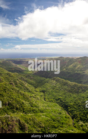 Vista aerea verso Eleele sulla costa sud di Kauai, Hawaii, Stati Uniti d'America. Foto Stock