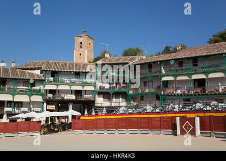 Plaza Mayor con convertito Bullring, balconi, la Torre dell Orologio (fondo), Chinchon, Spagna Foto Stock