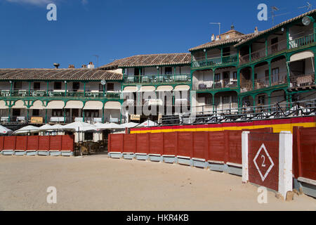 Plaza Mayor con convertito Bullring, balconi, Chinchon, Spagna Foto Stock