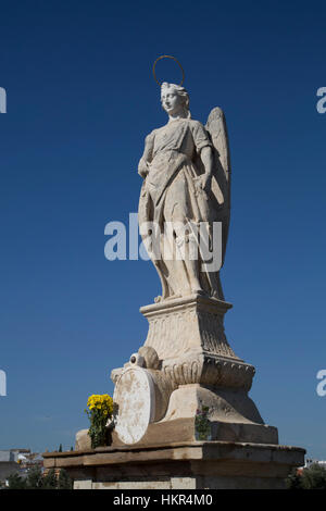 Statua di Raffaello Arcangelo, sul ponte romano, Cordoba, Spagna Foto Stock