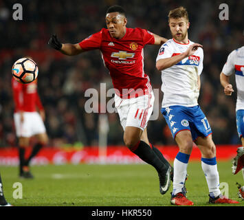 Anthony Martial (a sinistra) di Manchester United e Michael Jacobs di Wigan Athletic combattono per la palla durante la fa Cup di Emirates, la quarta partita a Old Trafford, Manchester. PREMERE ASSOCIAZIONE foto. Data immagine: Domenica 29 gennaio 2017. Vedi PA storia CALCIO uomo Utd. Il credito fotografico dovrebbe essere: Martin Rickett/PA Wire. RESTRIZIONI: Nessun utilizzo con audio, video, dati, elenchi di apparecchi, logo di club/campionato o servizi "live" non autorizzati. L'uso in-match online è limitato a 75 immagini, senza emulazione video. Nessun utilizzo nelle scommesse, nei giochi o nelle pubblicazioni di singoli club/campionati/giocatori. Foto Stock