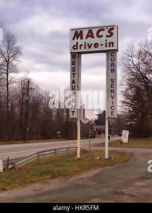 Mac' Drive Inn, Waterloo, New York, un vecchio burger ristorante , chiuso per la stagione invernale Foto Stock