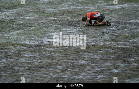 Newcastle Falcons Evan Olmstead è ferito durante la Anglo-Welsh Cup match a Rodney Parade, Newport. Foto Stock