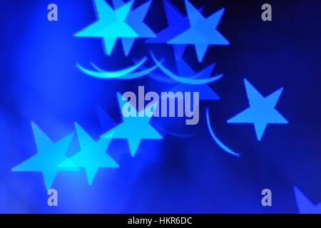 Abstract schemi a stella contro uno sfondo scuro Foto Stock