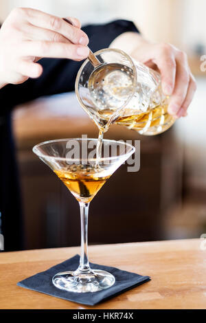 La preparazione di un cocktail Martini Foto Stock