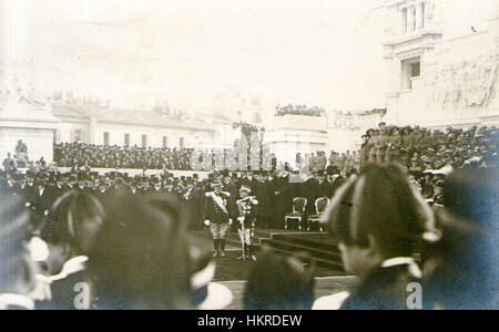La "cerimonia al Vittoriano" cattura un evento all'altare della Patria a Roma, simbolo dell'unificazione italiana e dell'orgoglio nazionale. Il monumento onora il primo re d'Italia, Vittorio Emanuele II, ed è stato il luogo di molte importanti cerimonie di stato. Foto Stock